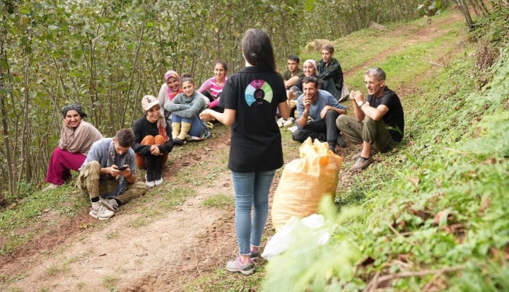 ofi social worker Esra delivering training to seasonal workers
